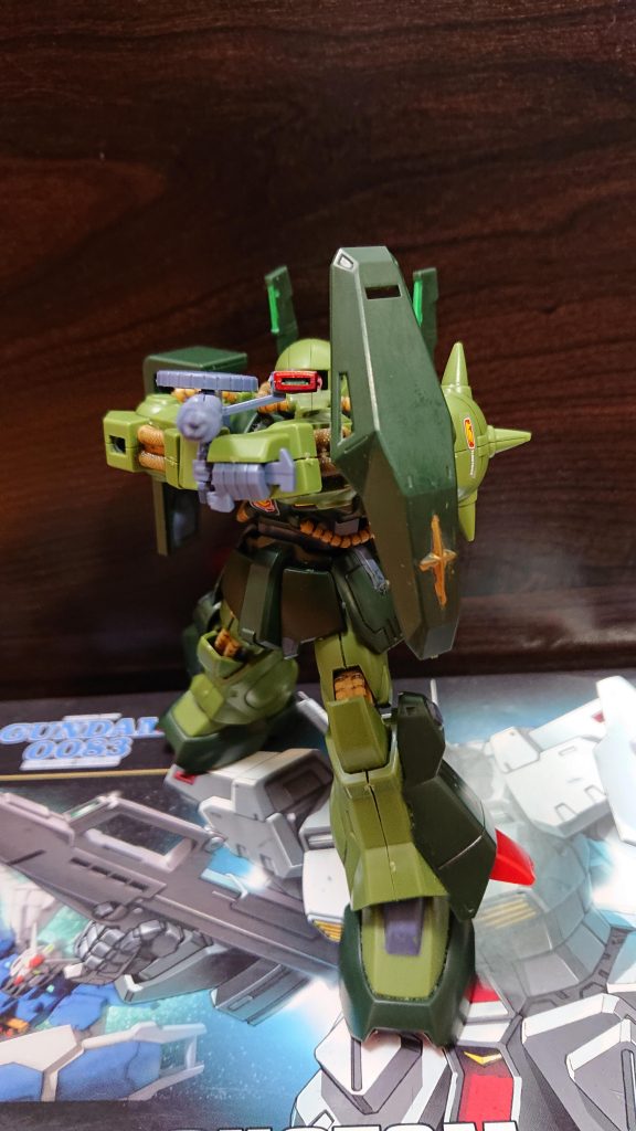 ↑ザク・マシンガン改
センサーのカラーリングは緑にしました。理由は、家にピンクのペンが無いからですw