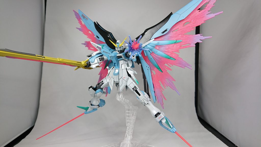 足先にはビームサーベルが仕込んであって爪先にはナイフも装備されてるんで蹴りでも負けません。