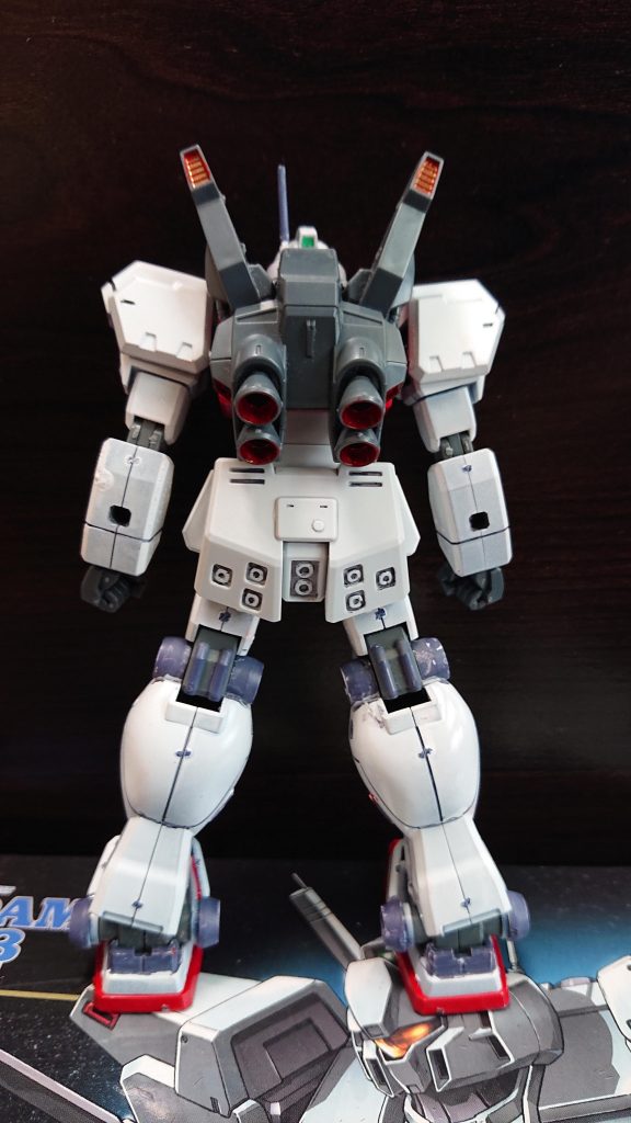 ↑リアビュー
リアアーマーに増加装甲兼スラスターユニットを装備し、機動力と装甲を強化しているという設定です。