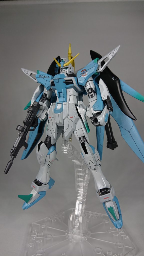 色はザクの青とグフの白の中間をとって水色にしました。