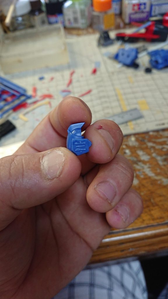 難しい事はせず、あくまで基本的な工作に徹しています。さすがにパーティングラインが横切った箇所等、表面処理の足枷になりそうなディテールは削り込んだ後に復元しているけど。