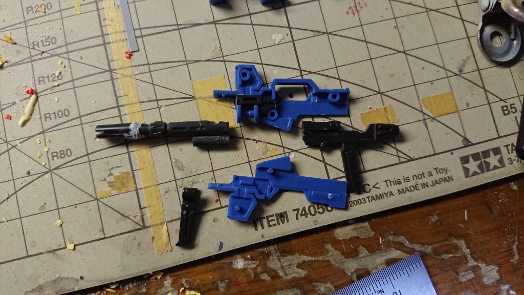 キットパーツを写真の様に分割、加工する事で、ライフルは全てを塗装後に接着できる様になります。