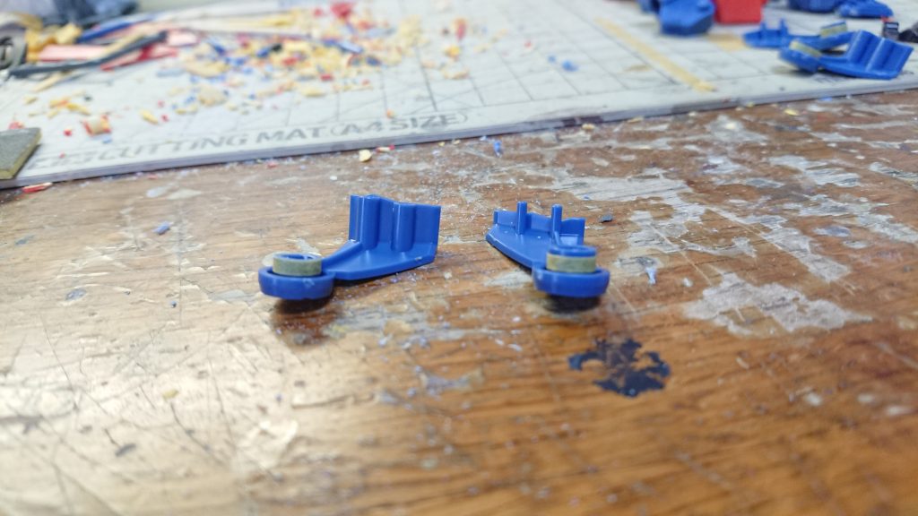 アンクルガードの接続ダボを少し削り、塗装後に取り付けやすくしておきます。本当はそれでも結構力ワザなのですが(笑)