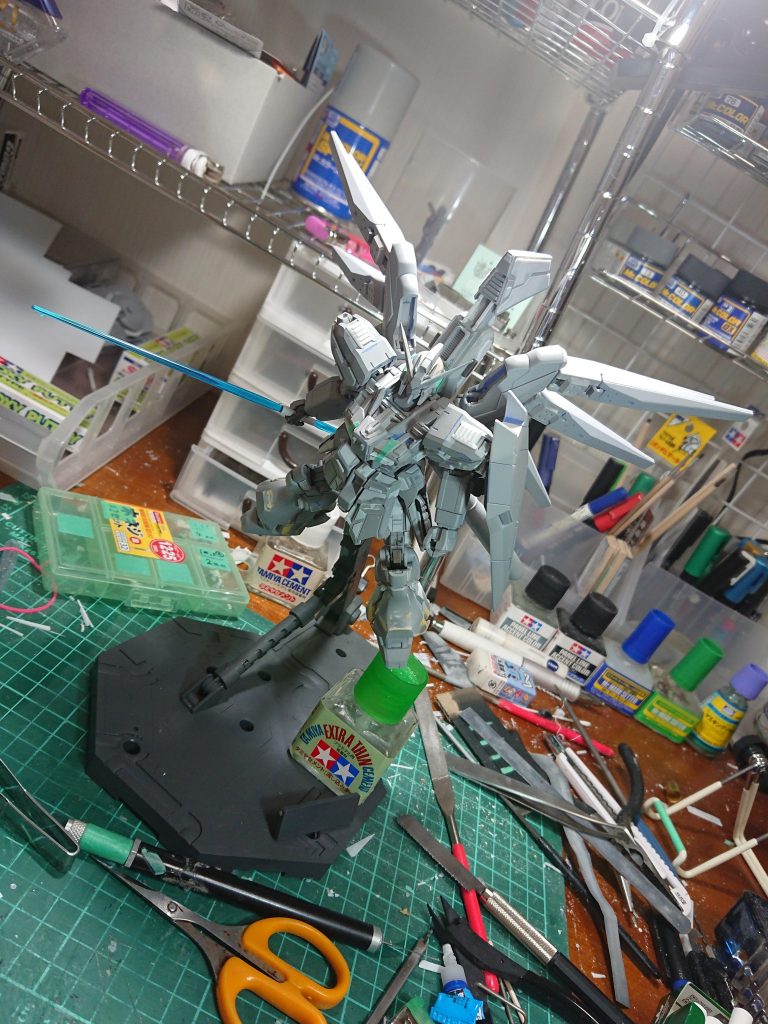 作製中、我慢出来ずにポージング机が汚すぎる