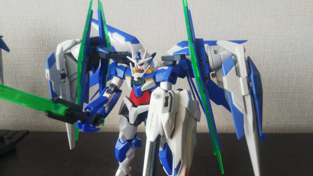 ソードビットは両肩に4本ずつ、計8本ありますが、その形状ゆえダブルオークアンタの様にGNソードと連結はしません