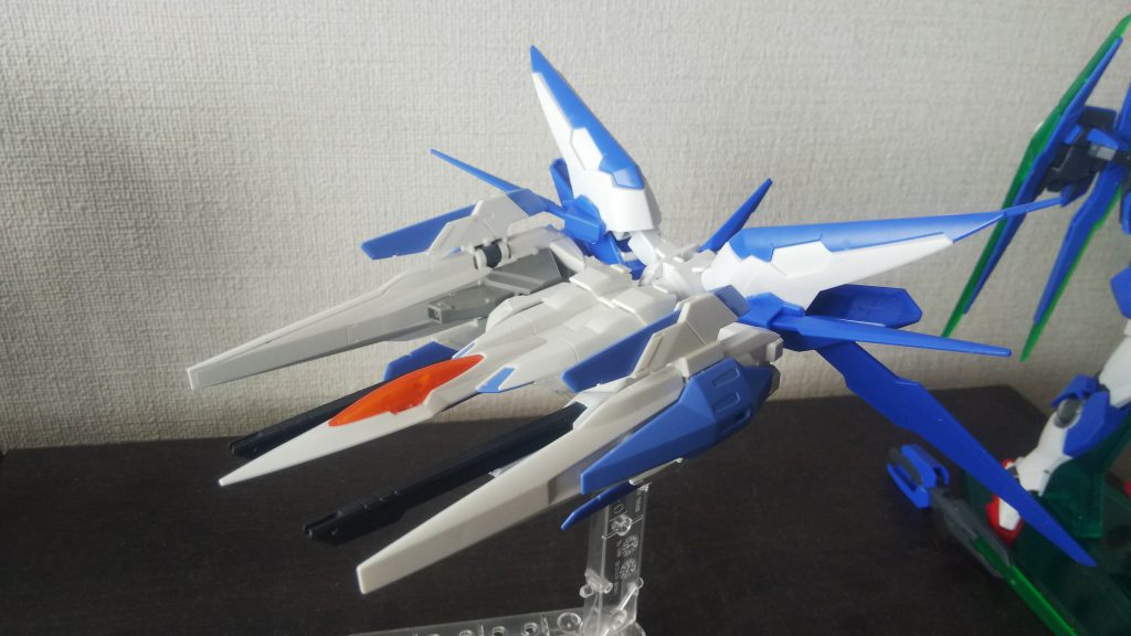 専用支援機 オーブラスターです
単機での活動も可能で、その時はGND1つはこちらに装着されるので
000のシステムはツインドライブシステムで動いてます
合体すると武器として使われるので、基本パイロットはいません