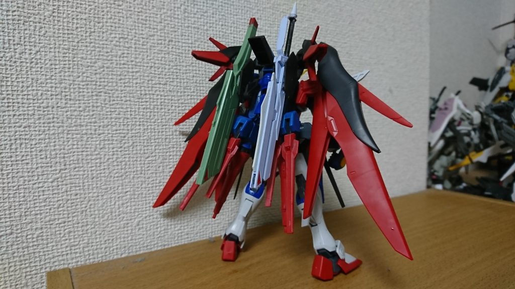 サイドスカートとバックパックに合計8機のドラグーンを装備。