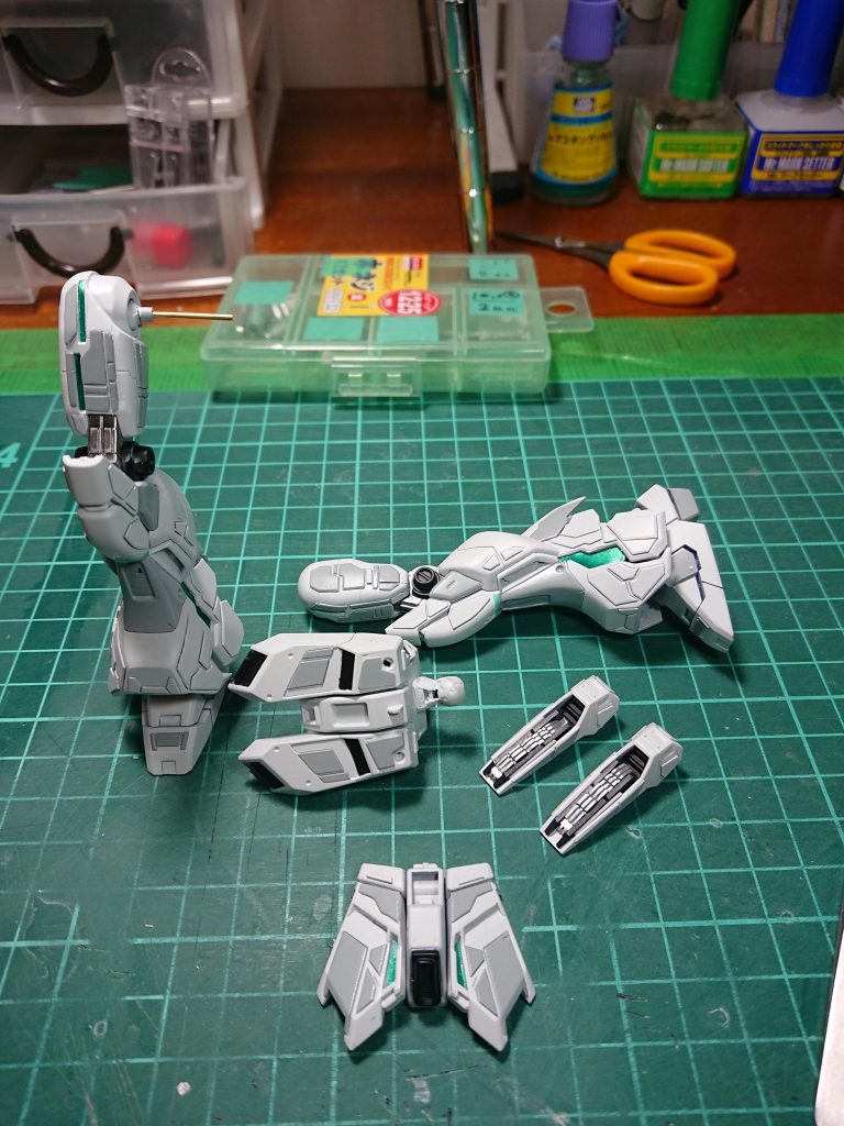 本体の白よりややグレーに塗装この画像だと分かりやすいんですが、足は30mm延長してユニコーン風ゴチャゴチャ装甲に作製