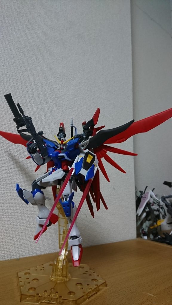 ライフル下部にリボルビングガンランチャーを装備。
更にシールドには取り外し可能なビームサーベルを装備し、複合兵装シールド化してあります。