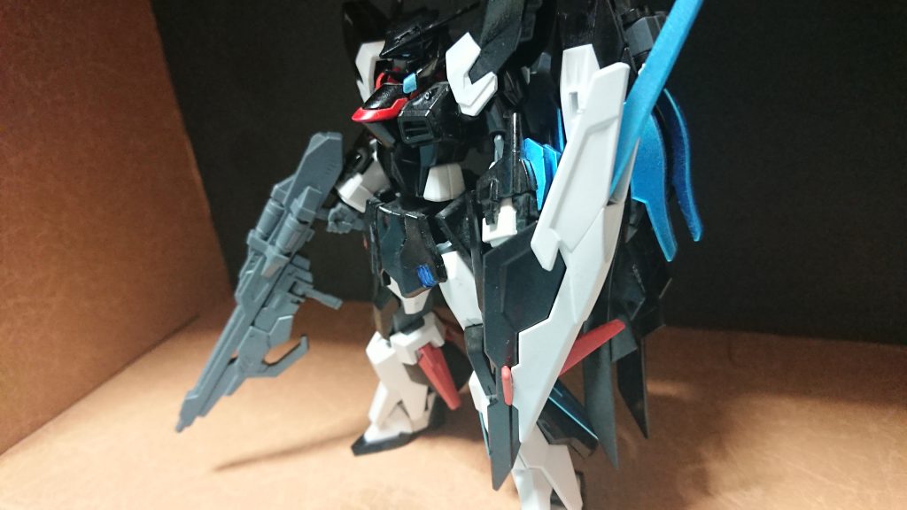 主な変更点は頭部がAGE-1だったのを天ミナに、射撃武器が無かったのでフェニーチェリナーシタのライフルとシールドを追加しました。そこまで改造してないって思っても気にしない(^^;)