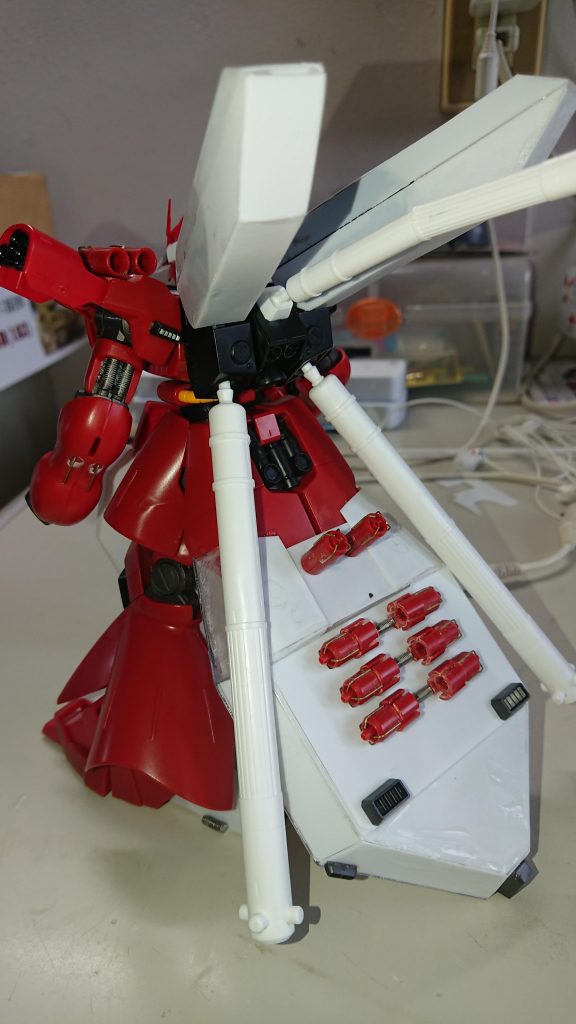 リアアーマーの延長とバックパックの変更です。腕部はパイプをネジに変更しています。