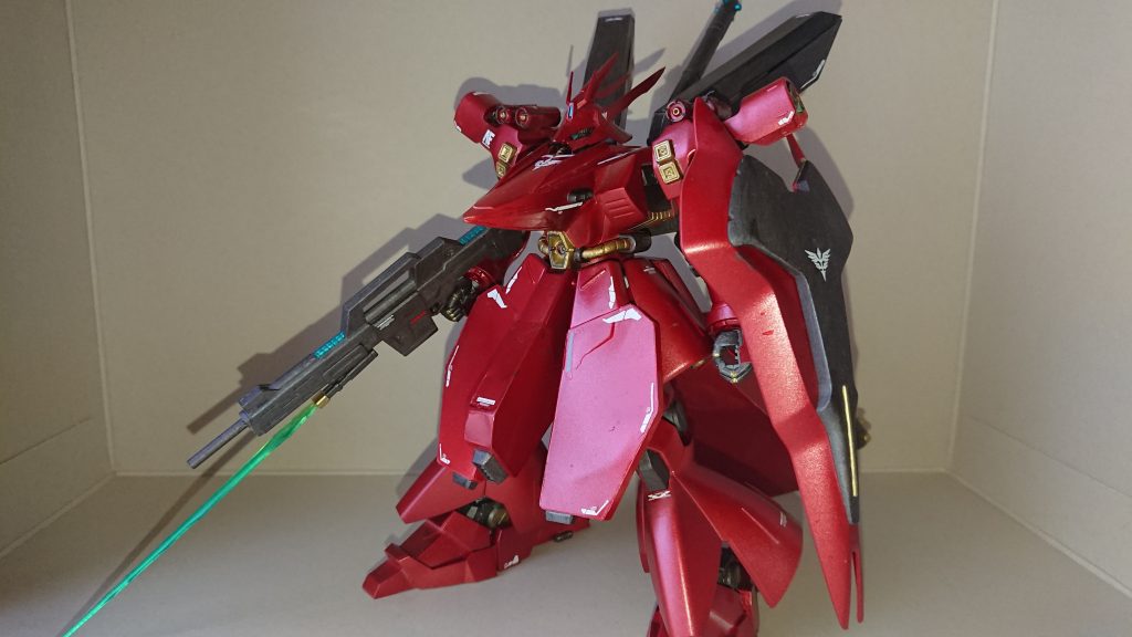 ビームライフルは銃身を延長し、ショットライフルの威力を拡散させず長距離レンジでの使用を想定して作っています。下部にはサーベルラックを取り付け、緊急の近距離戦闘にも対応しています。