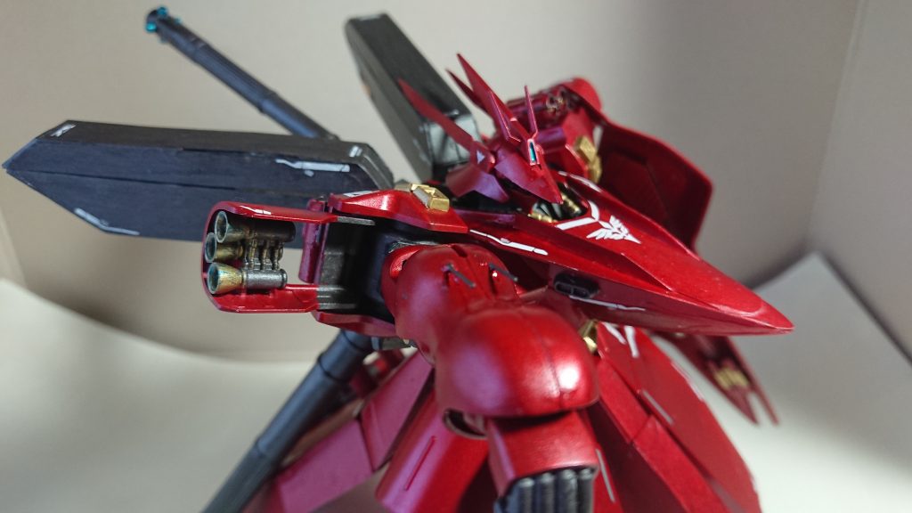 対地、対人用に腕部にバルカンを2門ずつ取り付け計4門のバルカンとなっています。