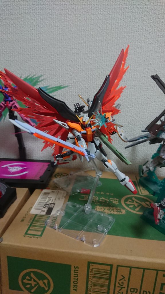 最後に素組状態でお気に入りのポージング。完成と比較したらえらい違いだw
以上、デスティニーガンダム(俺好みだぜ塗装)でした。
デスティニーは立体物には数、クオリティ共に恵まれている部類ですが、ヴォワチュールリュミエールが限定だったりで手が出ない事が多いんですが、今回は令和HG一発目からHGの傑作キットと呼んで差し支えない出来に思えました。特に肩関節の動きに関しては今後出すガンプラにも採用してほしい機構に感じましたね。この調子で令和もガンプラを盛り上げていって欲しいです。
いじょお!