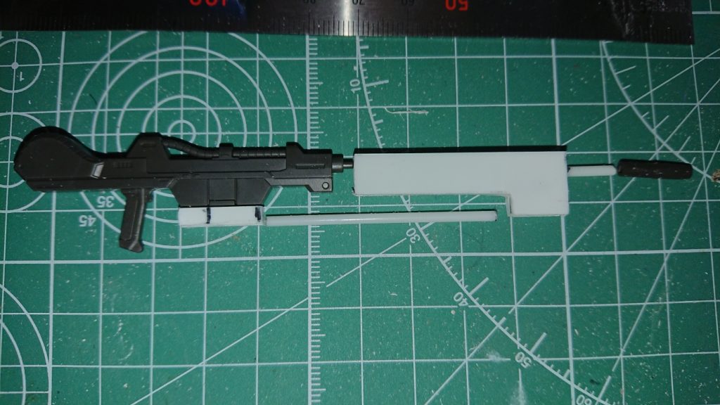 ## ビームライフル制作１

設計図を基に切り出したパーツをベースのビームライフルに合わせて。