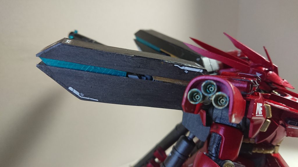 共振でむき出しになるサイコフレームです。元がサザビーのバックパックなのでそのまま流用しています。