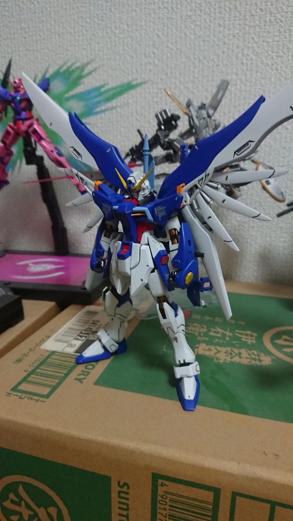 素立ち。自分なりにクールにまとめました。胴体は色々な主人公機のカラーパターンを参考にしています。