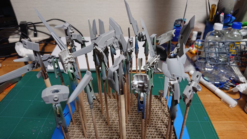 制作中撮ってた写真がこれだけ…
機体カラーは現代の戦闘機を意識してグレーはタミヤのスカイグレー、青色はロイヤルブルーを、シルバーはガンダムマーカーのシャインシルバーとシルバーを使用しました。ロイヤルブルーは光沢塗料なのでつや消しを最後に吹いて質感を整えました。