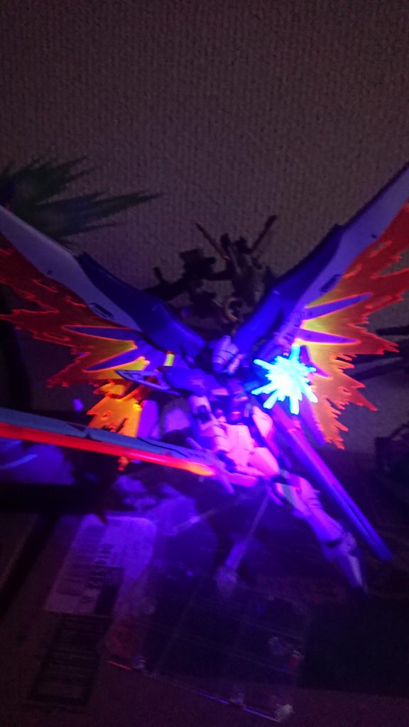 成形にも蛍光樹脂を使われていますのでブラックライトに当てると光るのは変わらないんですが、今回は塗り直してます。