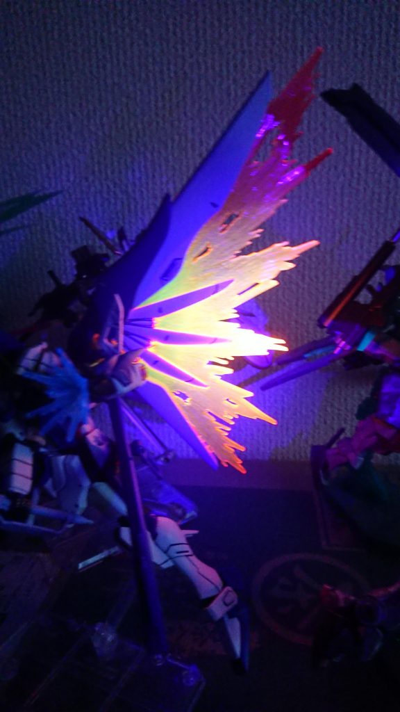 ヴォワチュール・リュミエールは蛍光イエローと蛍光レッドでグラデーションを入れて炎を吹き出しているようなイメージにしています。ブラックライトに当てると派手です。