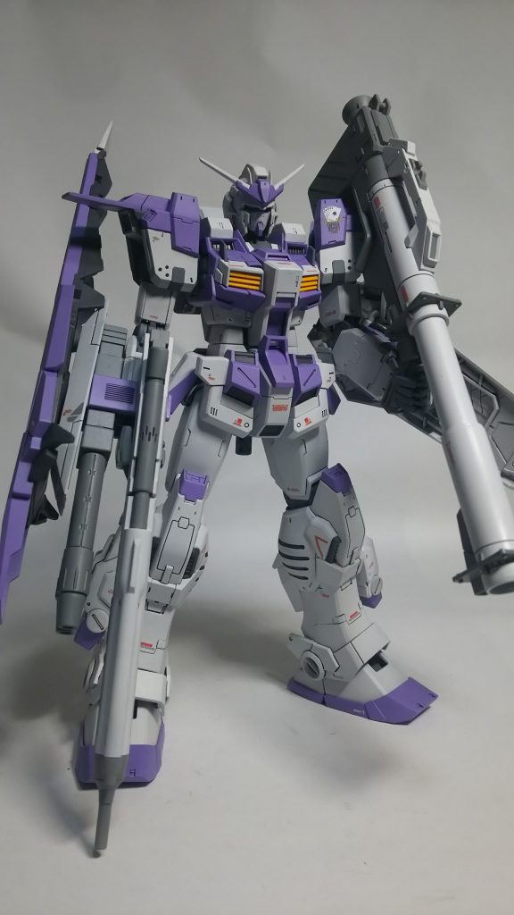 両腕のシールドはネオジム磁石により着脱が可能です