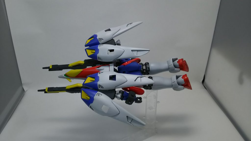 変形です。シールドをバックパックに取り付けて寝そべってるだけです。