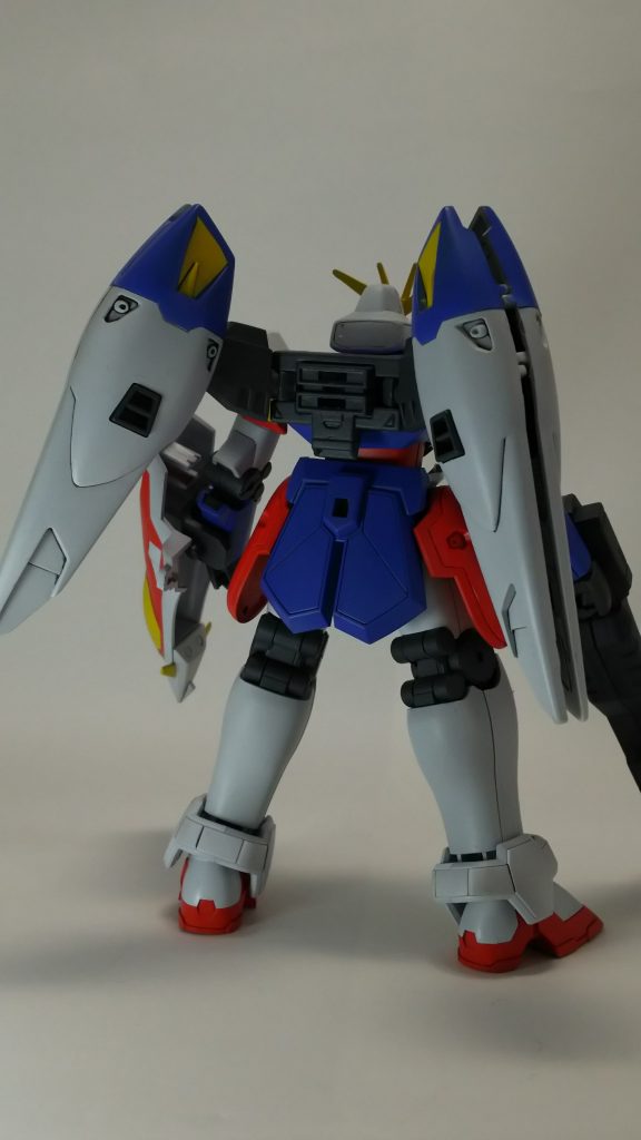 バックショット。後ろ姿はパッと見ウイングゼロっぽいかなと。