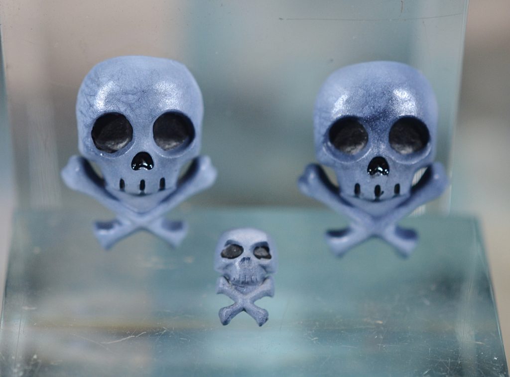 ドクロは、質感を変えて塗ってみました