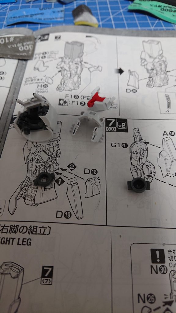 ガンダムフェイス制作
元々ついてあったポリキャップが合わなかった為、たまたま前回作ったリガズィカスタムのポリキャップがドンピシャだったので使用してます。
右がリガズィカスタムの余りパーツのポリキャップです。