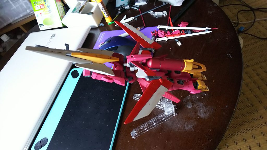 はじめはランシエのみで制作しようとしましたが、白い色が入った方が戦闘機っぽくなるかな?という理由でインパルスも購入して制作しました