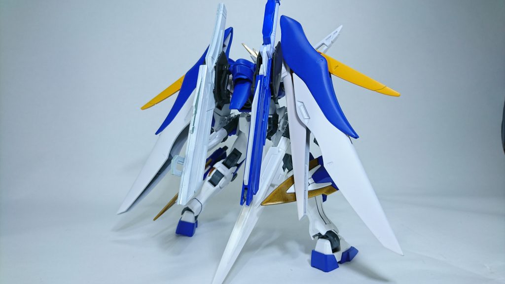 アクションポーズになります
ゲーム内で脚部(ダブルオーガンダムセブンソード/G)に登録されている
・GNソードⅡロング/ショート
・GNカタール