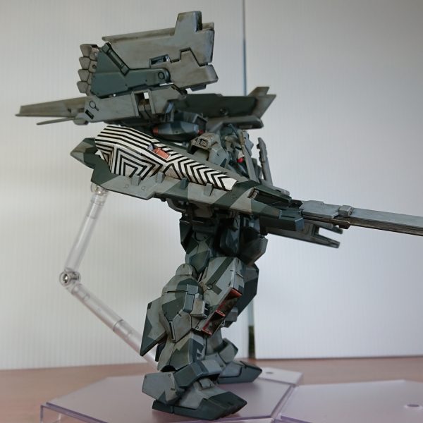 配色に迷った結果の迷彩