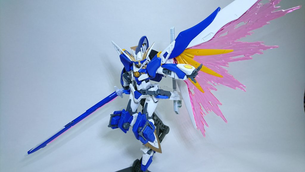 胴体と肩の接続はウイング系に付属するジョイントを接着し、変更しています。
右側が元の状態で左側が加工後です。