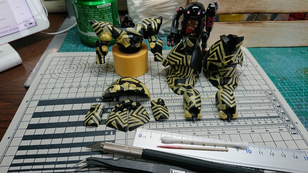 半日かけてマスキングペタペタ。