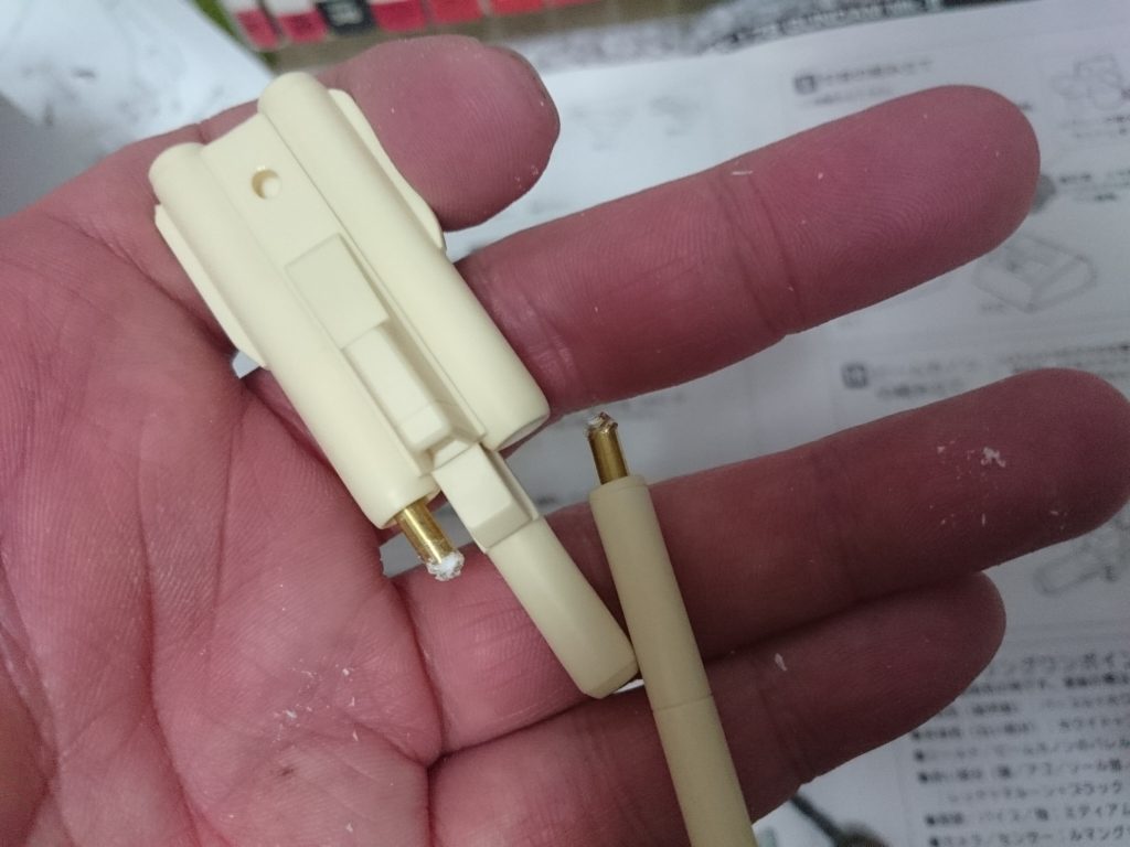 真鍮線差し込み。補強と後でバラす事を考慮