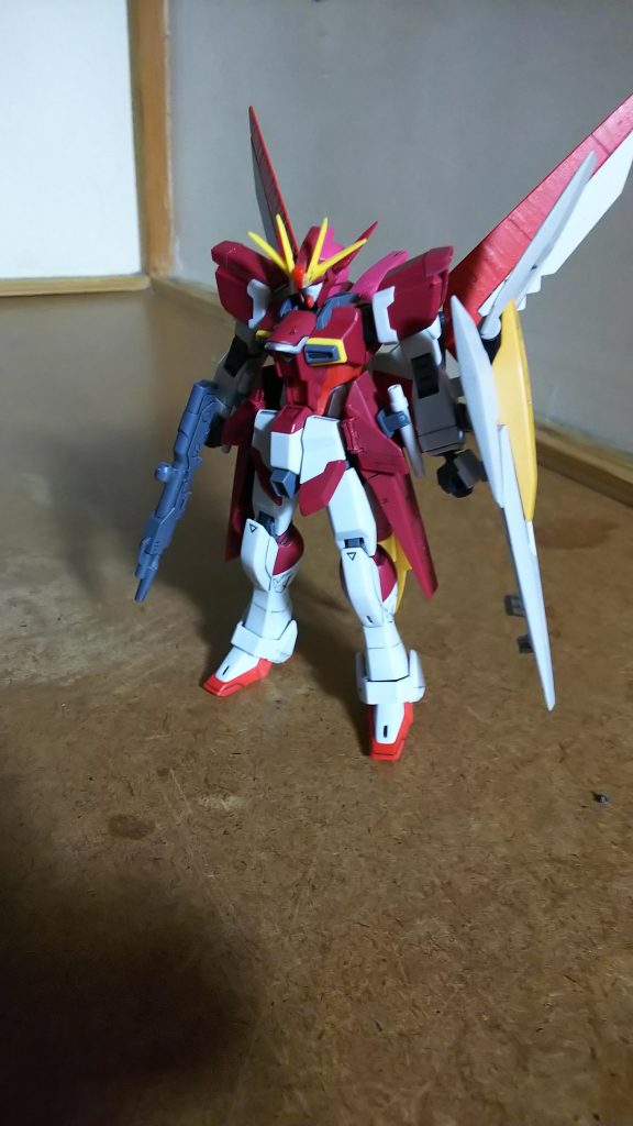 胸部、肩はランシエの余剰パーツ
腰(両側面)はランシエのものに穴をあけてビームサーベルをマウント
…武装はビームライフル、ビームサーベル、シールドのシンプルなもの
頭部の黄色いアンテナは旧キットのインパルスから流用