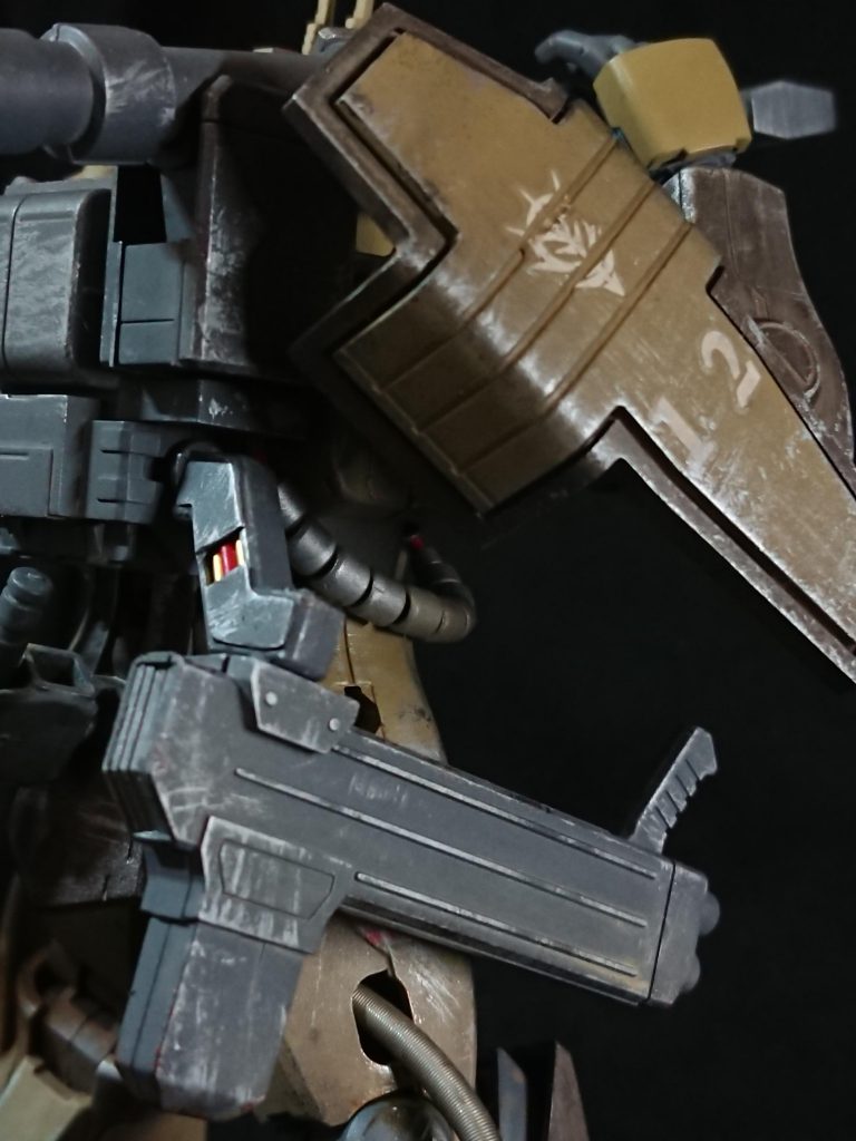 シールドの公国軍エンブレムは度重なる戦闘で消えかかっている