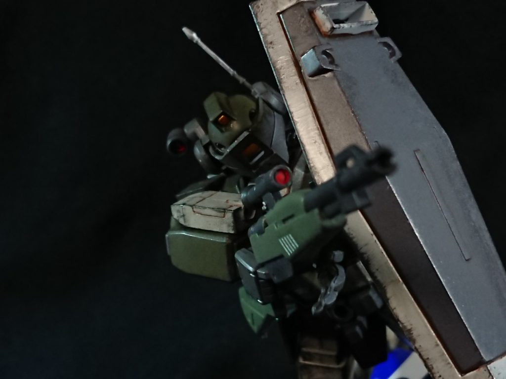 対ビームコーティング機体や市街地戦を意識しジムスナイパーⅡと同型の実弾の狙撃用ライフルを装備