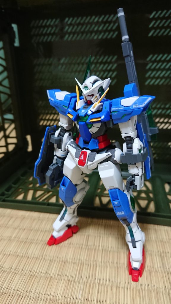 脚部のケーブルは、説明書ではR2と同じでプラパーツで蓋をするように指定されていますが、海老川氏の設定画では露出しているため、使用しない肩のケーブルをいい感じに切断して再現しています。