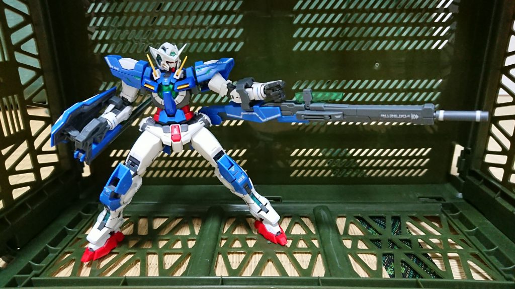 ロングライフの造形はいいのですが、砲身のスライドギミックはありません。そのため折り畳むと高さが気になります。折り畳みは差し替えなしでスムーズ。