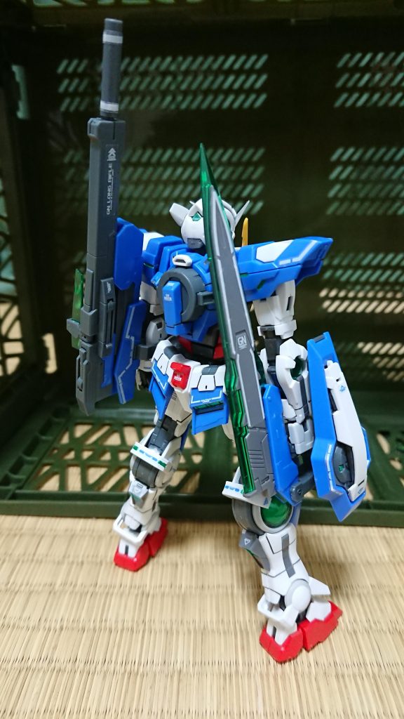 あまり見えませんが、肘の装甲も設定画にはないので使用していません。ただ、装甲を外すと、ロングライフル接続部に隙間ができてしまうので外れやすくなります。