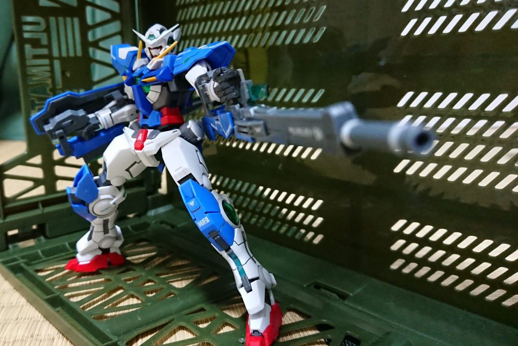 膝のスラスター?ダクト?もオミットされていたので、少し削ったりしています。
また、胴体のケーブルも説明書ではR2仕様になっていますが、設定画ではノーマルエクシアと同じ仕様なので、そちらのパーツで作成しています。