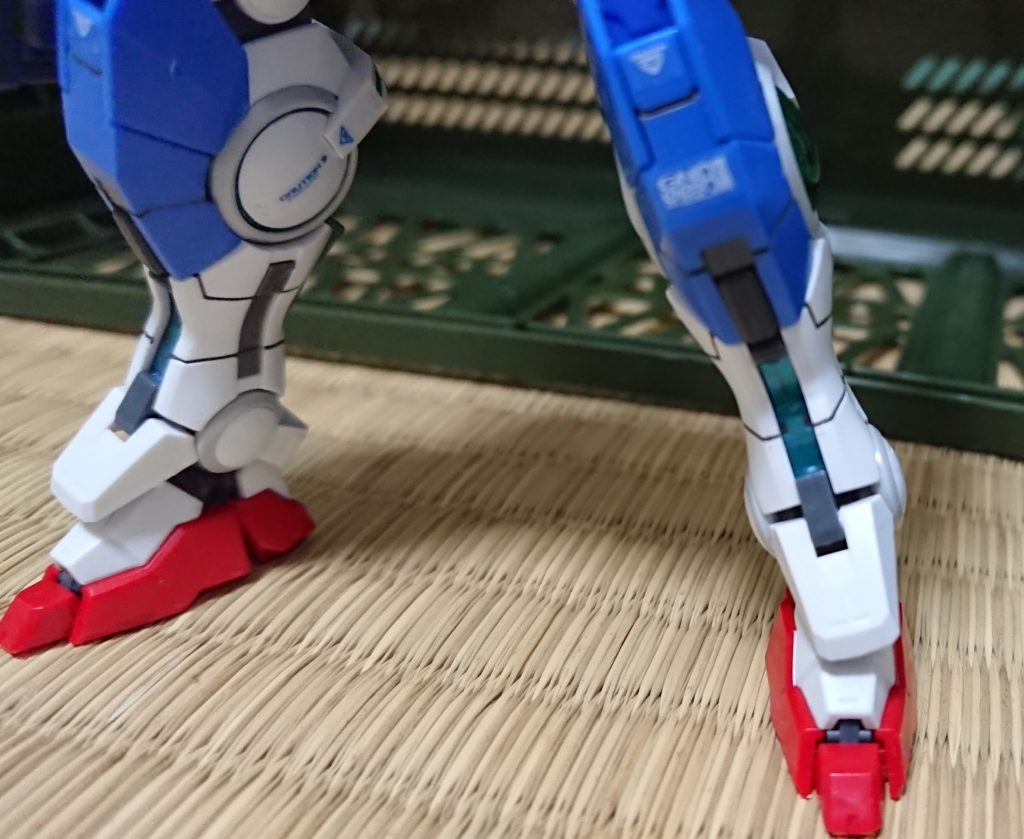 脚部ケーブルのアップ。下地はシールではなくメタリックグリーンで塗装。