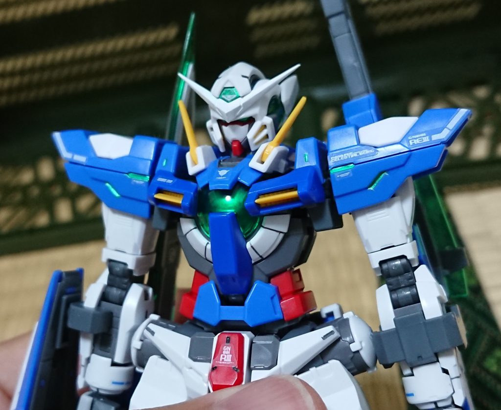 肩のスラスターも少し削ってます。
コンデンサはシールを貼らずにメタリックグリーンで塗装してからクリアパーツをはめています。