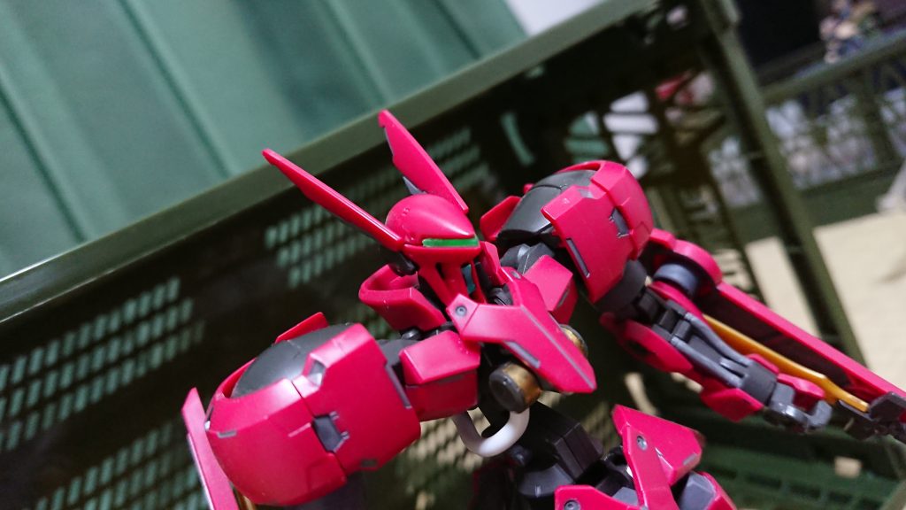 バイザーは自作しています。たしかアメイジングエクシアのランナーを削ってはめ込んだだけ。劇中では水色でしたが、ちょうどいい色がなかった。