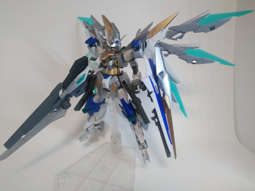 前面。
本体はそこまで弄らずに追加パーツをつけていった形です。
Fファンネルを羽根状に配置したら絶対かっこいいだろうと思い実現。
プラ板で接続部分を設けたうえでHi-νブレイブのファンネルラックに装着。