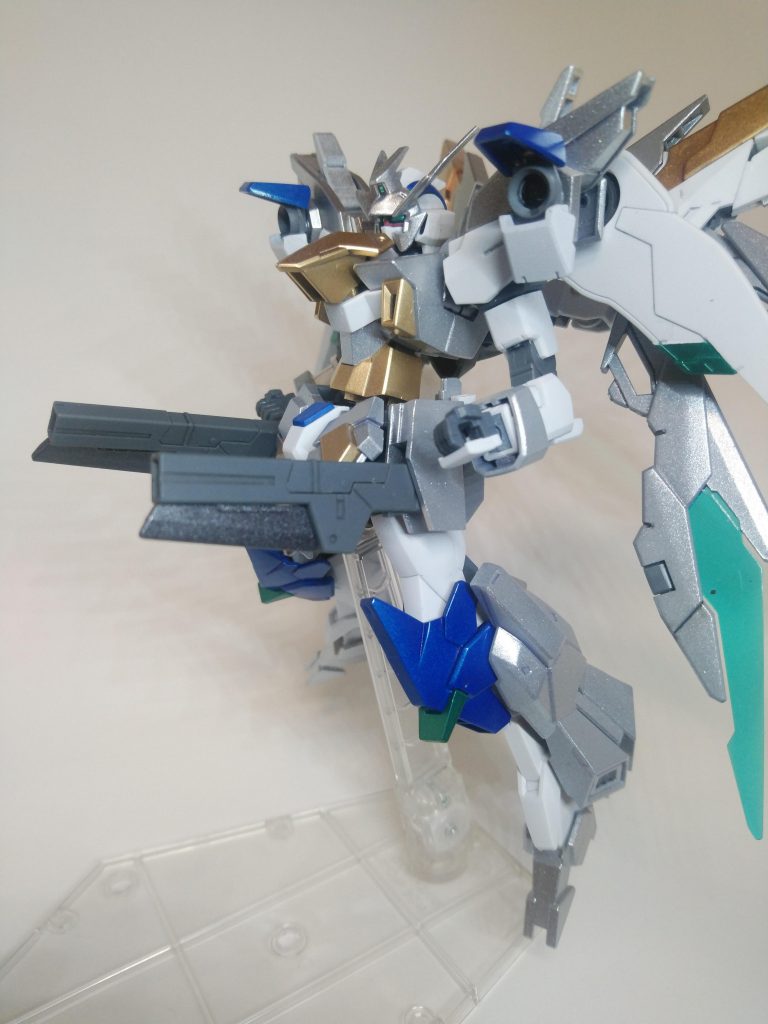 ショートライフルはサイドアーマーにつけたままでも使用可能。
肩のビームキャノンを展開してフルバーストっぽい感じに。