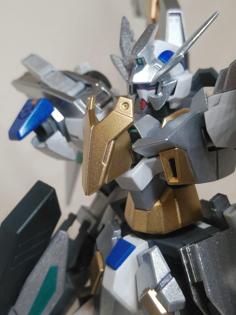 胸部の金色のパーツはIフィールド発生装置。
そのままでも使えるが展開することで最大出力に。