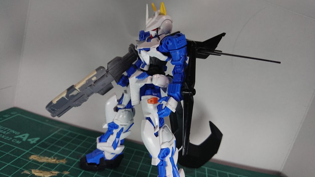 塗装前。
『ブルーフレーム』がベースで『フラッグ』の武器をミキシング。
しっぽは『ゴールドフレーム』ですね♪
『謎の射撃武器』はジャンクパーツ+パテです♪
アンテナは『アホ毛』をイメージしてます♪