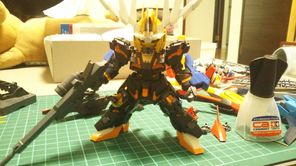 頭はSDCSフェネクスを使用してアンテナをスクラッチ
本体はHGで肘と膝の関節にCSフレームを使用
ライフルと腕のパーツにライトニングZを使用
足はA-Zのに交換